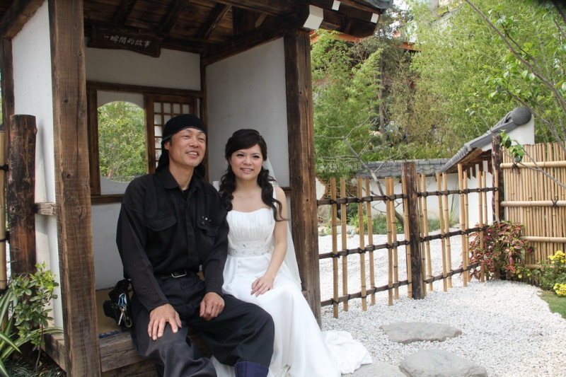 寰宇庭園日設計師安藤龍二28日與太太在花博日本庭園拍攝婚紗照。圖片提供：花博營運總部   