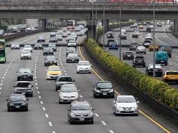 交通部高公局今天宣布，228連續假期內，國道將採取單一費率，並取消前20公里免費的優惠。圖：中央社資料照片。   