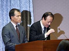 交通部長葉匡時（左）、台灣高鐵董事長歐晉德（右）4日在立法院備詢，歐晉德對2日高鐵跳電停駛事件鞠躬表達歉意。圖：中央社   