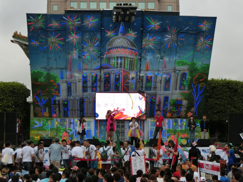 台灣同志遊行31日下午登場，據主辦單位預估，今日的遊行吸引7萬名民眾上街參與。許多同志與民眾盛裝參加，不少人臉上畫著彩虹圖案，身批彩虹旗，場面非常熱鬧。圖：楊淳卉/攝   
