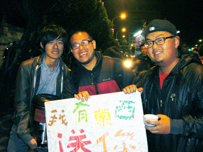 花蓮縣青少年公益組織及台北好人會館的青少年成員於遊行現場發送免費的黑糖薑茶，感謝在場群眾為食品安全議題努力。圖片：翁嫆琄/攝。   