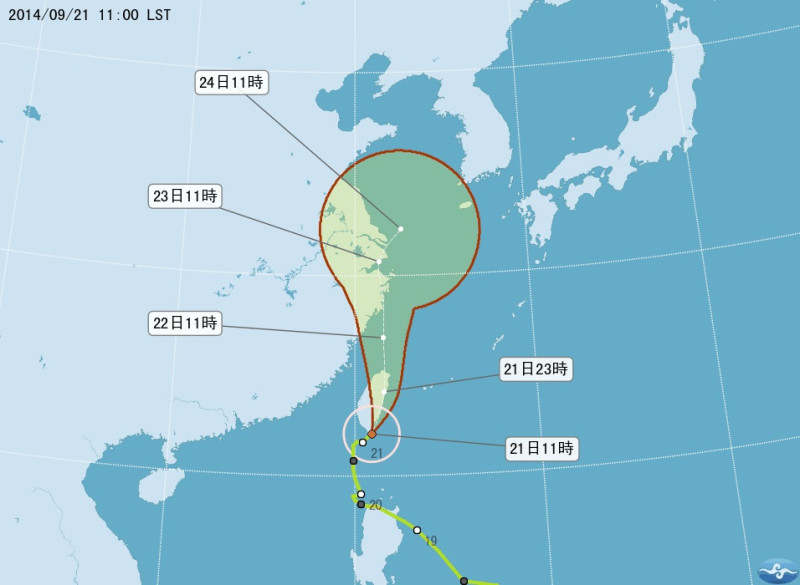 輕度颱風鳳凰挾帶豪雨侵襲台灣，根據氣象局今(21)日中午最新資料顯示，鳳凰颱風目前中心位置中心於上午10點左右掠過鵝鑾鼻，以每小時20轉25公里速度，向北北東轉北移動。 圖：翻攝自中央氣象局   
