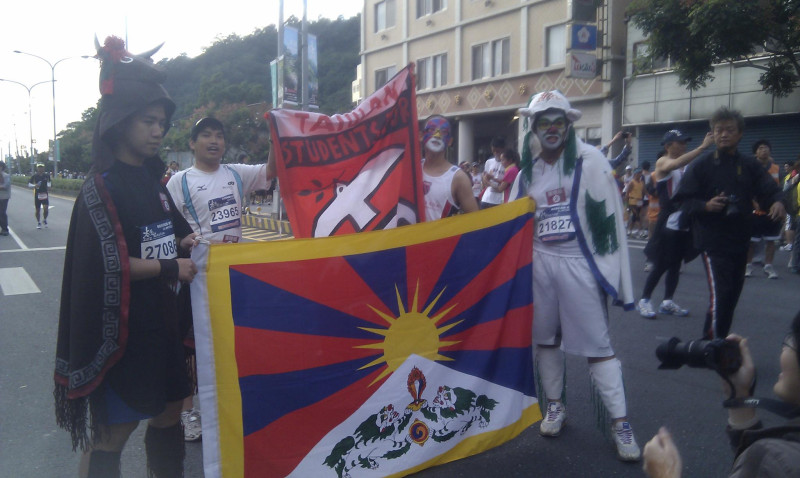 臺灣自由圖博學生聯盟(SFT Taiwan)第三年為西藏人權而跑，這次更參加大會首次主辦的扮裝賽，獲得團體組第一名的佳績。臉上畫有雪山獅子旗，雪獅和犛牛都是西藏固有生物，象徵支持並尊重西藏自由和傳統文化。
圖：鄭凱榕/攝   