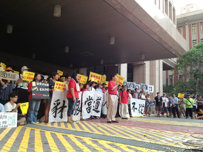 由台灣農村陣線發起的「佔領內政部」行動，從昨晚持續到今（19）晚6點半結束，在最後一場記者會上，300多位民眾不時應和說話者，而發出歡呼聲。圖：王立柔/攝   