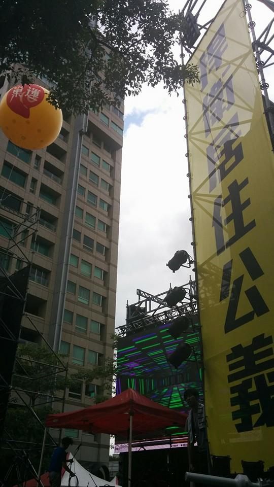 前民進黨主席蘇貞昌今(4)天下午在臉書貼文表示聲援巢運夜宿帝寶活動。圖：翻攝蘇貞昌臉書   