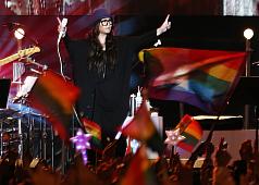 歌后張惠妹上週日（22日）舉辦免費演唱會，為她大力支持的同志族群送暖，吸引數萬人揮舞彩虹旗共襄盛舉。圖：中央社資料照片   