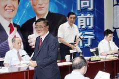 國民黨主席馬英九（後右2）27日在中央黨部主持中常會，聽取農委會主委陳保基（前左）的專題報告。圖片來源：中央社。   