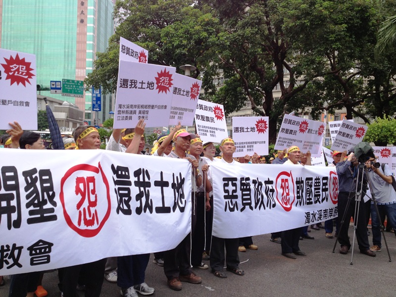 雲林縣莿桐鄉約170位農民，今（15）日在行政院前抗議，要求取得耕地的所有權。圖：王立柔/攝   