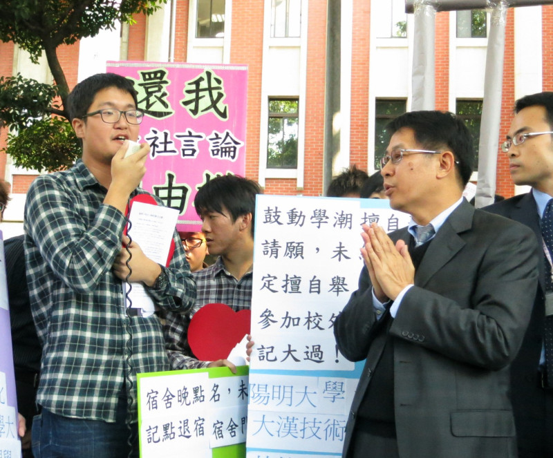 教育部長蔣偉寧7日接見抗議學生時，一時雙手又「合十」了，網友可由第1張圖片和第2張圖片看出，這只是蔣偉寧習慣性的搓手動作。圖：林朝億/攝   