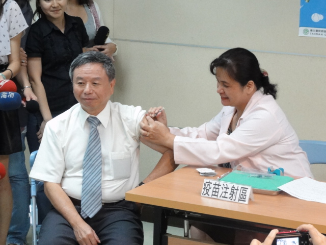 衛生署長楊志良月前公開施打流感疫苗，呼籲民眾踴躍接種。資料照片：王鼎鈞/攝   