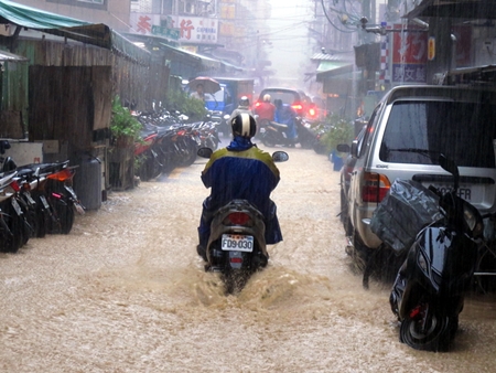 氣象局表示，明天台中以南地區仍需嚴防豪大雨釀災的可能性。圖片來源：中央社資料照片。   