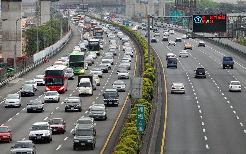 交通部今（10日）宣布，將在國道1號五股楊梅高架路段增設「高乘載專用車道」，以改善匝道壅塞情況。圖片來源：中央社資料照片。   