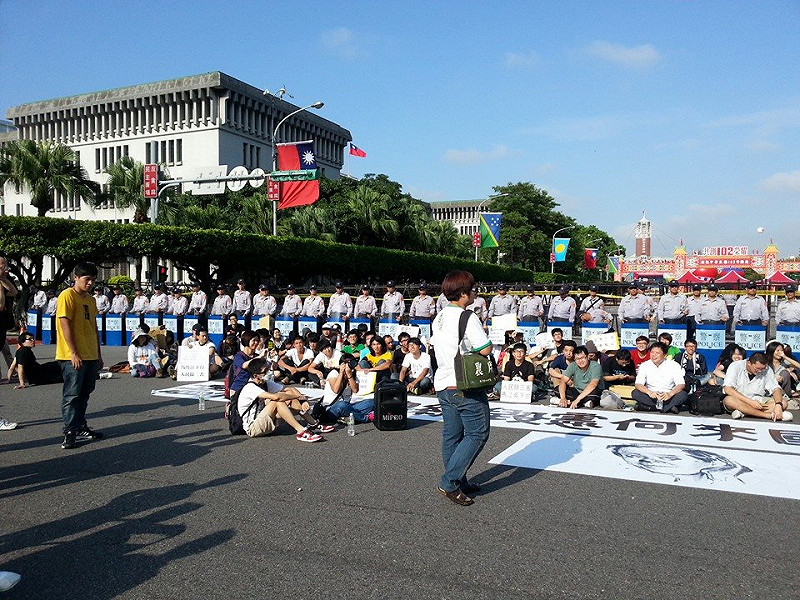 衝突過後，抗議學生靜坐在警方的層層盾牌封鎖下。圖：林朝億/攝&nbsp;&nbsp;&nbsp;