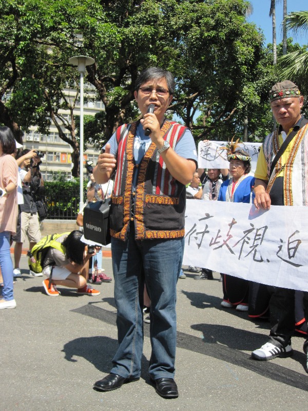 台灣原住民族部落行動聯盟秘書長歐蜜‧偉浪，是今天這場抗議的總指揮。圖5之3：王立柔/攝   