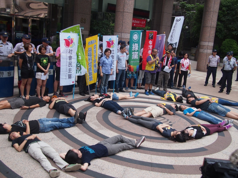 台灣勞工陣線20日率領多個民團與政黨，針對基本工資問題至勞動部前抗議。他們認為合理的計算公式結果，是基本工資應調漲到「26K」，聲援者因此以人形排出「26K」字樣。圖:何星瑩/攝   