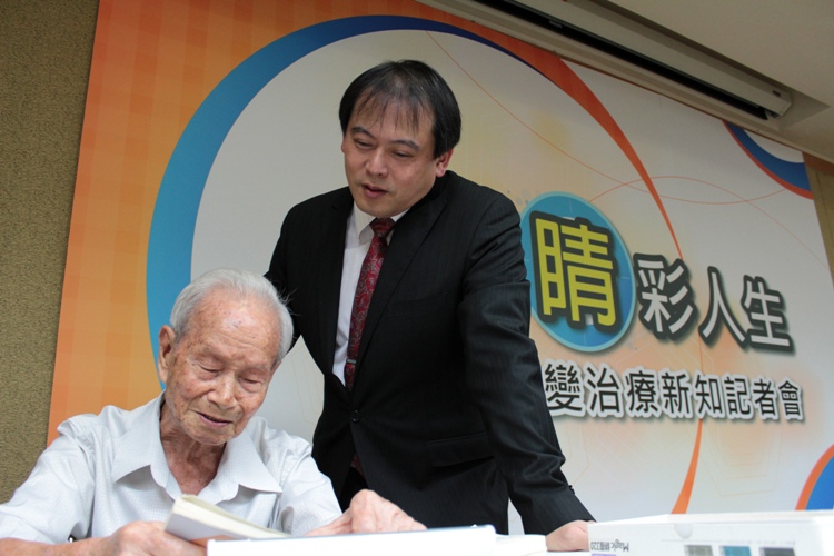 林伯剛醫師與106歲黃斑部病變病友林爺爺合唱日本歌謠。圖：謝莉慧/攝   