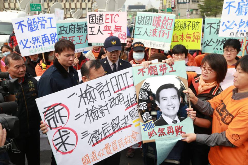國民黨社會部主任王明通只願接下自救會3大訴求的紙板，卻不願意收下貼有馬英九頭像的鏡子。圖2之1：林雨佑/攝   