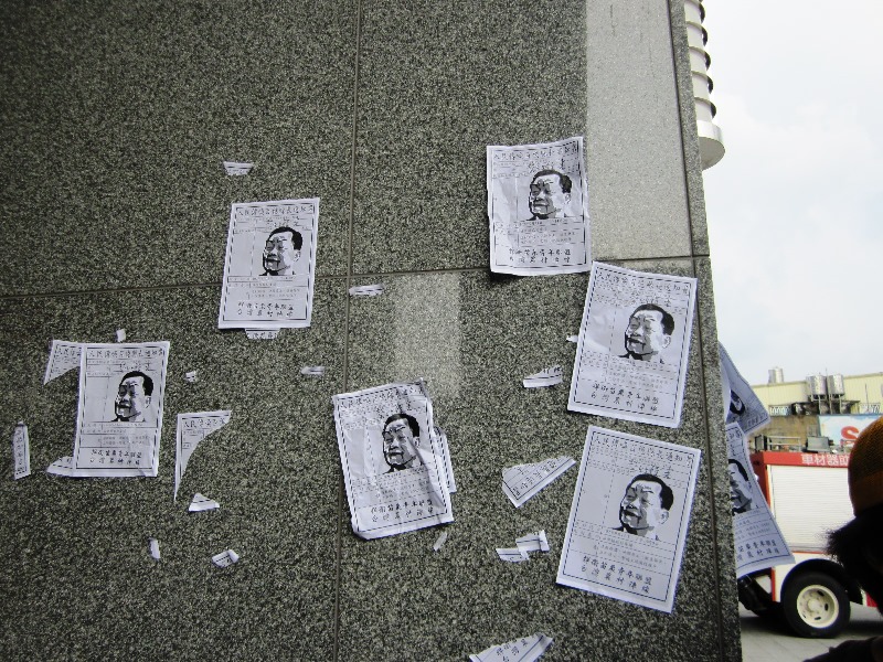 抗議群眾把他們對劉政鴻的「傳喚通知書」貼在苗栗縣政府前的柱子上，部分當場就遭警方撕去。圖5之5：王立柔/攝   