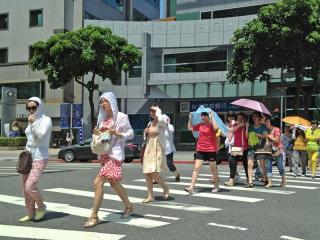 台北市昨天出現39.3度的高溫，引發勞團呼籲放「高溫假」。圖：中央社資料照片。   