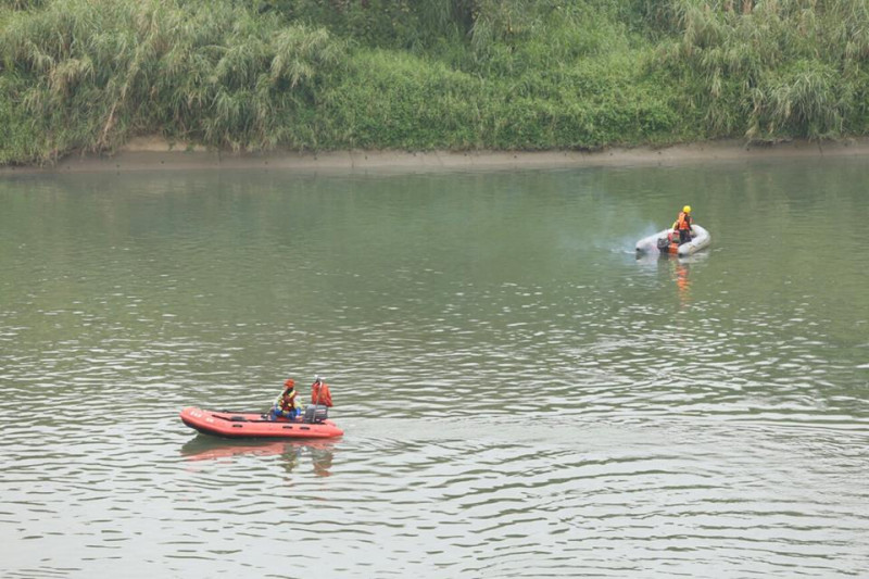 搜救人員冒著低溫下水搜救，不放棄一絲希望。圖：林雨佑/攝   