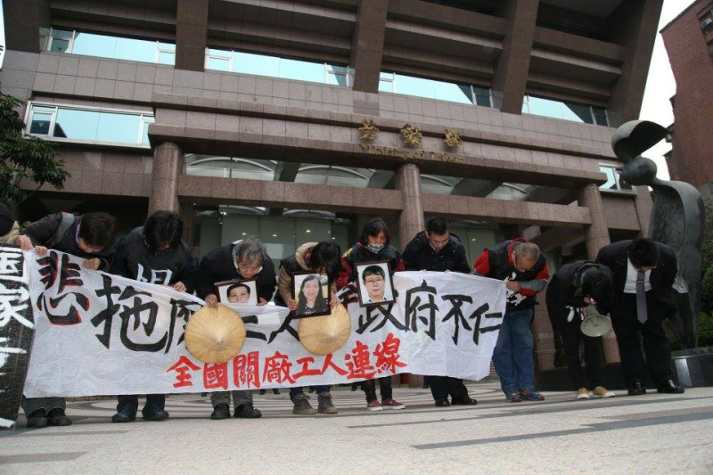 關廠工人在勞動部門口前向所有聲援他們的人深深一鞠躬。圖片來源：林雨佑/攝。   
