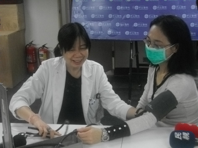 台北中山醫院今(1)日指出，近年來職場壓力大，導致職場高血壓患者人數遽增，近期已增加2成病患求醫就診。圖：涂鉅旻/攝   