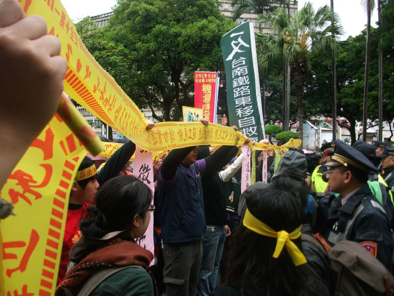 樂生保留自救會與青年樂生聯盟等10個民間團體，今早到行政院前抗議，還拉起封鎖線，並排走到組成盾牆的警方面前高呼口號。圖：涂鉅旻/攝。   