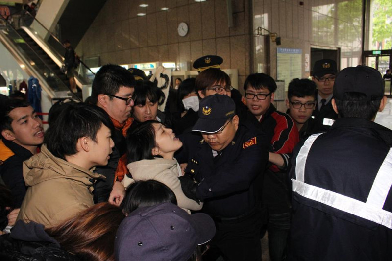警方把抗議者驅離到大樓門口外。圖：林雨佑/攝   