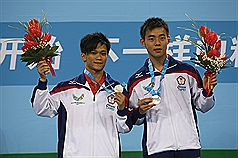 參加深圳世大運的中華隊桌球選手陳建安（右）與王翊澤（左），19日在男子雙打冠軍賽以0比4不敵中國隊，獲得銀牌。圖片來源：中央社   