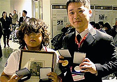 年僅10歲的葉其璋（左）在3日舉行的紐倫堡發明展頒獎典禮上大出風頭，除了獲得獎牌，還得到兩項特別獎
。他與指導老師陳俊在得獎後合影。圖片來源：中央社   