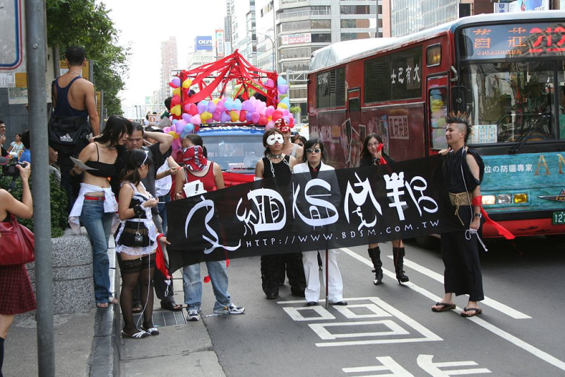 支持「皮繩愉虐」（BDSM）的民眾，2005年參加台灣的同志大遊行。圖：翻攝自維基百科   