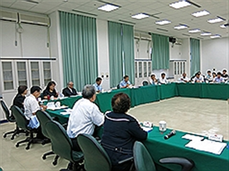 行政院勞委會今（28）日在新北市汐止勞工安全衛生研究所，召開基本工資審議委員會，會後決議調漲基本時薪、月薪。圖：中央社   