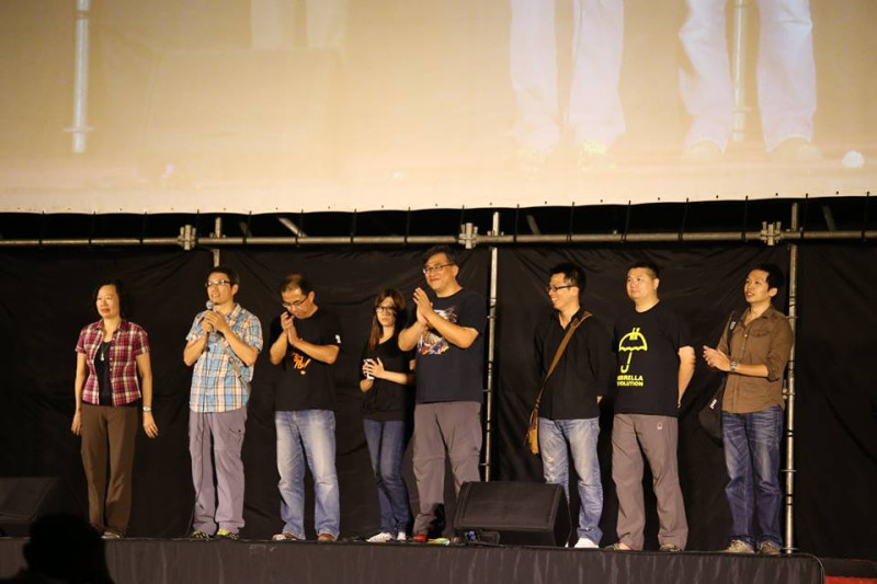 《太陽‧不遠》製片賀照緹與蔡祟隆及導演們上台感謝民眾支持。圖3之2：林雨佑/攝   