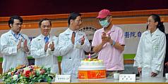 境外移入H7N9確診病人李先生（右2）24日從台大醫院康復出院，台大醫院醫療團隊一同為他切蛋糕，慶祝他重獲新生。圖片來源：中央社   