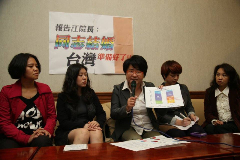 伴侶盟等性別團體今天召開記者會，向行政院長江宜話喊話，根據各大民調顯示，台灣已經有過半民眾支持同志婚姻，「台灣也準備好了！」。圖2之1：林雨佑/攝   