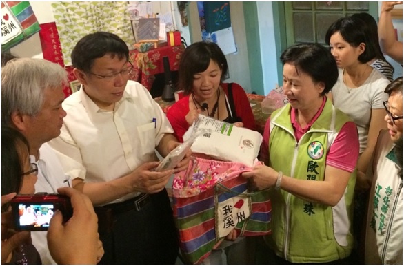 台北市長柯文哲造訪溪州成功旅社，巫宛萍送上自家的溪州尚水米。圖：楊淳卉/攝   