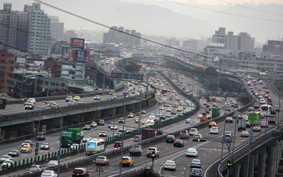 高速公路昨天出現返鄉車潮，但塞車不如預期。圖片來源：中央社   
