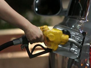 中油今天宣布，自明天凌晨0時開始，汽柴油每公布將再調降0.2元。圖片來源：中央社資料照片。   