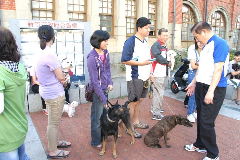 狂犬病疫情造成人心惶惶，民眾帶寵物施打疫苗。圖：新竹市政府新聞課提供   