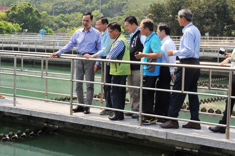 台灣面臨近70年來最嚴重旱災，新北市長朱立倫3日上午視察三峽板新給水廠，瞭解該水廠給水現況及限水期間調節措施。圖：新北市政府提供   