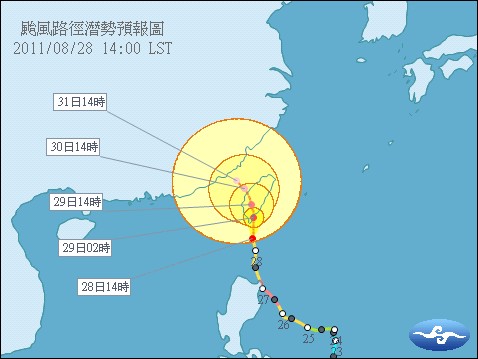 中颱南瑪都持續朝台灣前進，氣象局指出，目前南瑪都中心位置在巴士海峽上，預估走向將會偏西，由原先朝北轉為朝北北西前進，明天清晨將在恆春到台東之間登陸台灣。圖片來源：中央氣象局   