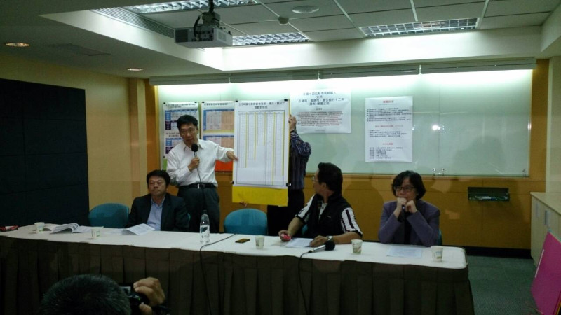 教育團體今(6)天舉行記者會，指台北市長候選人連勝文與柯文哲都已連署，支持以量尺分數作為比序標準。圖：邱珮文/攝   