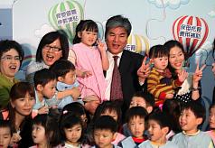 內政部長李鴻源（後右3）25日表示，政府近年來積極推動各項鼓勵婚育措施，盼未來10年平均每年嬰兒出生數達18萬人。圖片來源：中央社   