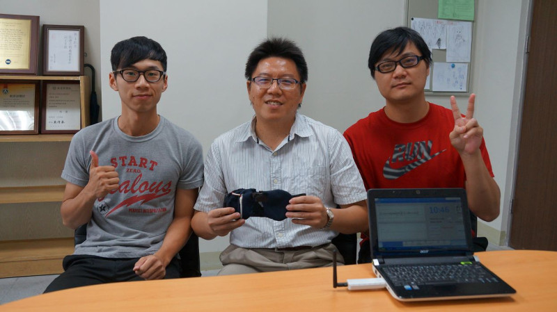 成大資訊系教授梁勝富（中）率學生開發「智慧型眼罩鬧鐘」，藉由偵測使用者的眼動訊號判斷所處的睡眠階段，在適當階段喚醒使用者。圖：黃博郎/攝   