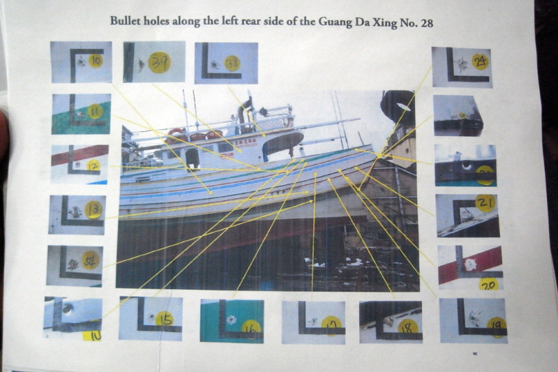 外交部提供資料顯示，檢方在「廣大興28號」船身發現45彈孔。圖片來源：外交部提供   