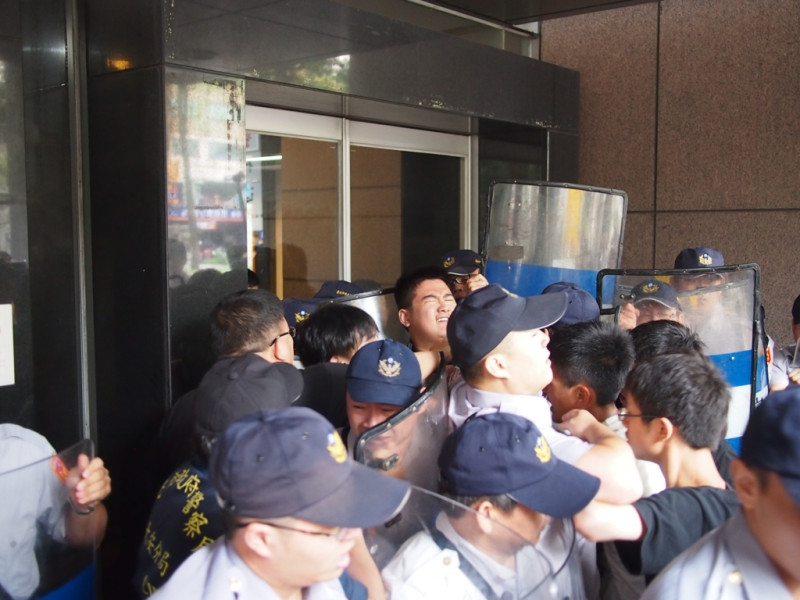 反課綱學生28日上午11時試圖衝進正召開課審會的國教院，與警方展開激烈推擠。圖：何星瑩/攝   