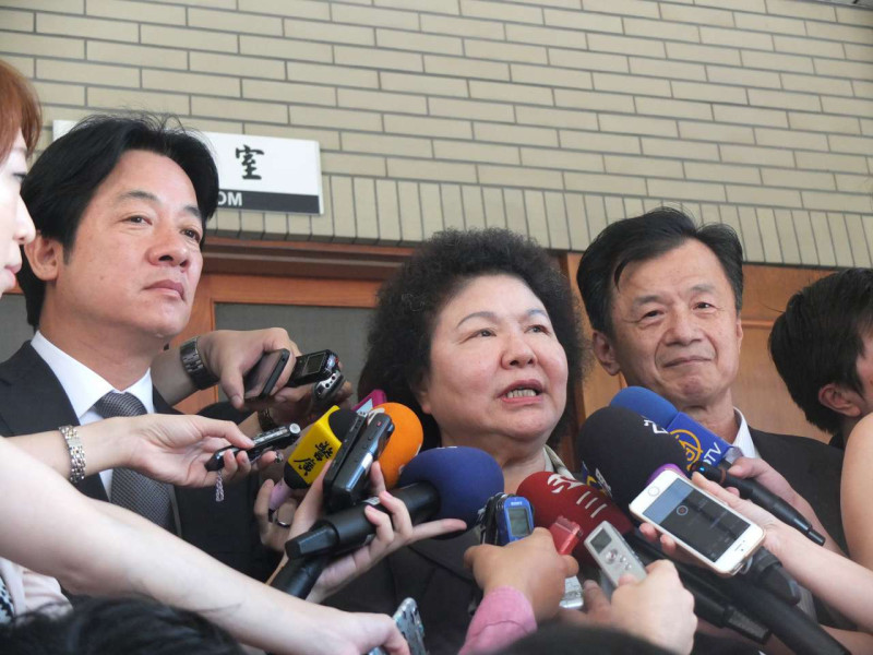 高雄市長陳菊6日表示，就選書衍生的費用，行政院允諾支付相關費用，但遭行政院否認，只說要「妥善處理」。圖：翁嫆琄/攝   