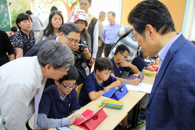 教育部長吳思華今（20）日參訪台東縣均一中小學時表示，第3學期名稱確定為「夏日樂學試辦計畫」。圖：中央社   