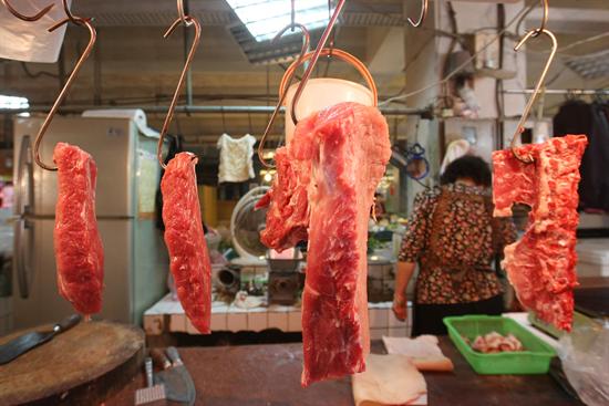 民國97年開始國內多項肉品皆驗出瘦肉精，為了杜絕違法情況，農委會表示將從14日開始實施豬農切結證明政策。圖片來源：中央社資料照片。   