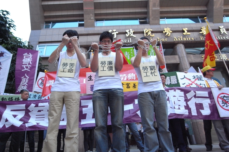 全國產業總工會、台灣勞工陣線等勞工團體今天上午前往勞委會抗議，他們要求調漲基本工資到22115元，並且全面實施週休二日。圖片：楊宗興/攝   